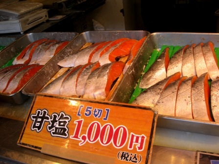 Chợ Tsukiji bao gồm một khu bên trong nơi mà hầu hết các hộ buôn và đấu giá cá ngừ diễn ra, và một khu bên ngoài cho các hộ bán lẻ cho các cửa hàng và nhà hàng phục vụ công chúng. Một vài nhà hàng cũng nằm trong chợ.