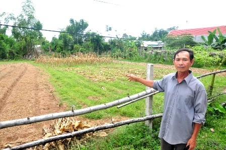 Dân khốn khổ vì chính quyền bán đất trên giấy - 1 Ông Thuấn bên khu đất của mình chưa nhận đền bù, chưa giao đất đã cấp sổ cho người khác.