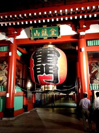 Tham quan ngôi chùa cổ nổi tiếng và lớn nhất Tokyo - 3 chiếc đèn lồng bằng giấy trong chùa