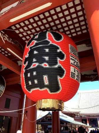 Tham quan ngôi chùa cổ nổi tiếng và lớn nhất Tokyo - 1 Chiếc đèn lồng bằng giấy khá lớn ngay chính diện cổng Kaminari-mon