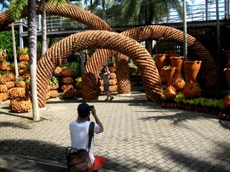 Địa điểm này hàng ngày đón gần 2.000 du khách từ khắp nơi trên thế giới đến tham quan,vui chơi giải trí.