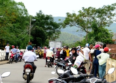 Đôi nam nữ nhảy cầu mất tích, để lại bức thư tuyệt mệnh - 2 Rất đông người dân hiếu kỳ đứng trên cầu Hòa Đông theo dõi vụ việc