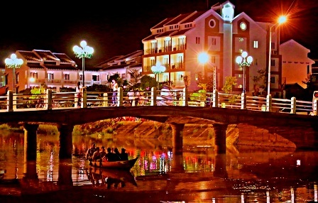 Sông và phố rực rỡ dưới ánh đèn màu