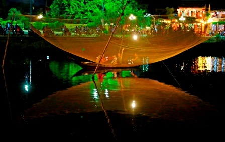 Du khách dạo chơi trên sông Hoài về đêm