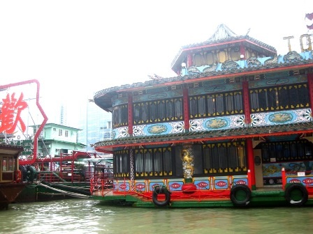 Thuyền sẵn sàng phục vụ du khách trên bến cảng