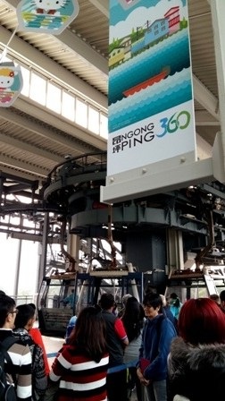 Khám phá Ngong Ping 360 nổi tiếng ở Hồng Kông - 1 Du khách chuẩn bị lên cáp treo
