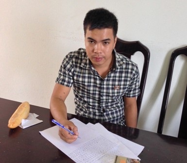 Bắt nhóm cướp tấn công “quặng tặc” ở mỏ vàng Bồng Miêu - 1 Một đối tượng trong nhóm cướp tài sản ở mỏ vàng Bồng Miêu bị bắt tại cơ quan chức năng