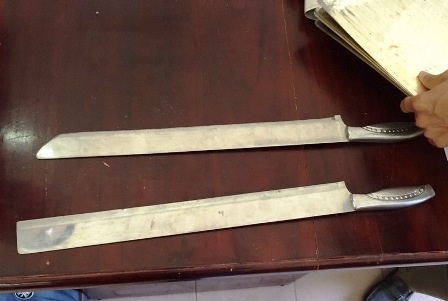 Bắt nhóm cướp tấn công “quặng tặc” ở mỏ vàng Bồng Miêu - 2 Tang vật dụng cụ để gây án bị lực lượng chức năng thu giữ. (Ảnh: C.Đ.)