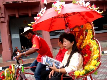 Du khách đi tham quan bằng xe trishaw