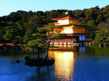 Tham quan Chùa Vàng nổi tiếng ở cố đô Kyoto - 1 Chùa Vàng nổi bật trong ráng chiều