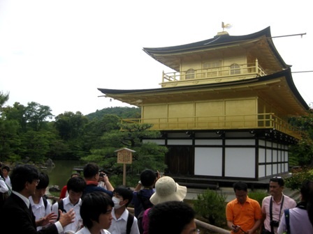 Rất đông du khách đến tham quan Chùa Vàng