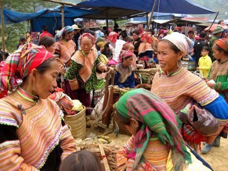 Cảnh mua bán tấp nập