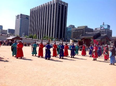 Tham quan Cung điện Hoàng gia Gyeongbok ở Hàn Quốc - 5
Nghi lễ diễu binh của ngự lâm quân