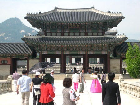 Du khách tham quan Cung Cảnh Phúc