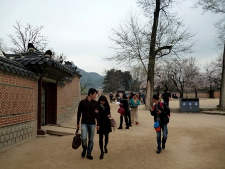 Rất đông du khách đến tham quan Cung Cảnh Phúc