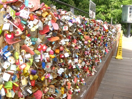 Ổ khóa được treo trên hàng rào của tháp như biểu tượng tình yêu