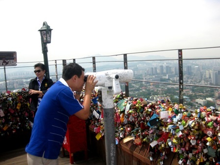 Ống nhòm để du khách quan sát