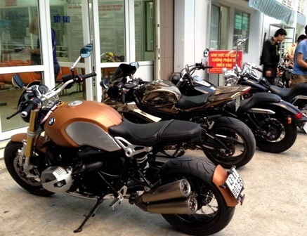 
Trong dàn xe mô tô khủng có nhiều chiếc không biển số và không có giấy tờ hợp lệ.
