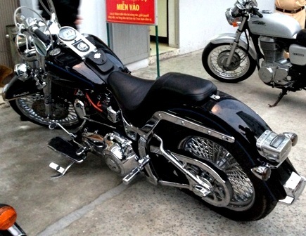 
Một số chiếc xe khủng trong đoàn xe.
