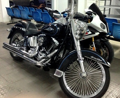 Bắt đoàn xe mô tô “khủng” không biển số “diễu hành” trên phố - 2