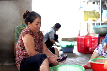 Chị Vân đang sơ chế thực phẩm