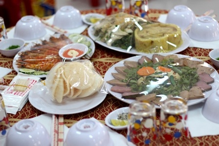 Bàn tiệc một suất ăn 80 ngàn đồng của dịch vụ nấu ăn Vân ở làng Đông Hòa