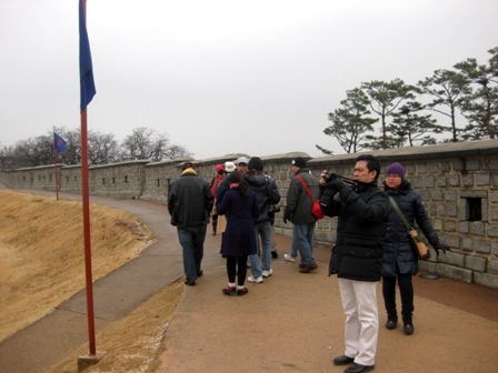 Du khách tham quan khu pháo đài.