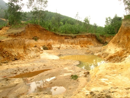 Con đập bị sạt lở cuốn trôi đất đá