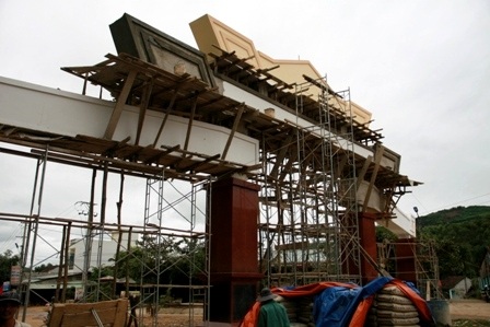 
Theo lãnh đạo huyện Hiệp Đức, cổng chào sẽ hoàn thành trước Tết nguyên đán Bính Thân.
