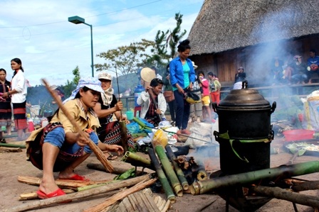 Đồng bào góp gạo nếp làm bánh tặng người nghèo - 2 Các đội thi tiến hành nấu bánh chưng