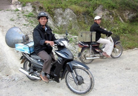 Cuối năm, theo chân đội chiếu bóng lên vùng cao phục vụ bà con - 1 Đội bóng huẩn bị lên đường phục vụ đồng bào vùng cao