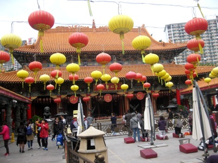 Đèn lồng treo khắp khuôn viên của ngôi đền