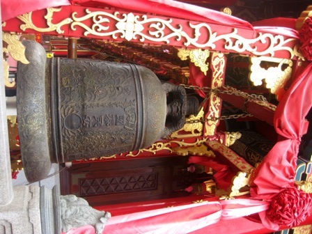 
Quả chuông đồng trong đền
