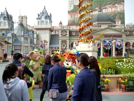 Du khách khám phá công viên