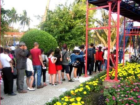 Du khách “chen chân” ở các điểm du xuân - 4 Nhiều trò chơi, khách phải xếp hàng mua vé vào cửa