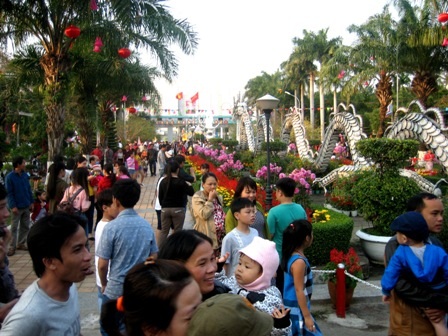 Du khách “chen chân” ở các điểm du xuân - 5 Du khách “chen chân” ở các điểm du xuân - 5