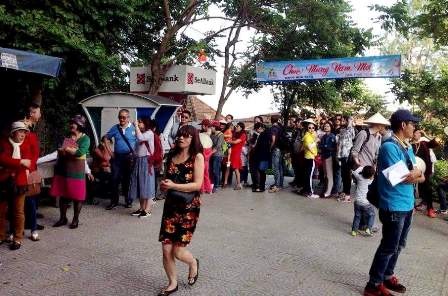 Trên 222 ngàn lượt khách đến Đà Nẵng dịp Tết Nguyên đán - 1 Du khách tham quan khu danh thắng Ngũ Hành Sơn