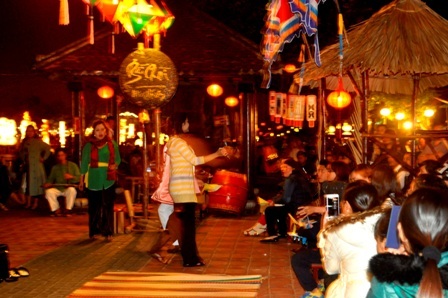 Trò chơi dân gian bài chòi thu hút nhiều khách tham gia