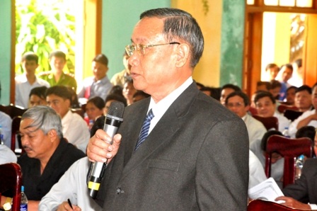 Cử tri Hồ Văn Ny phát biểu tại buổi tiếp xúc cử tri