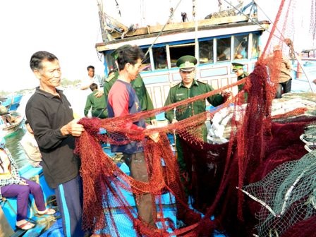 Ngư dân tố tàu hải cảnh Trung Quốc cướp phá: Khống chế bằng roi điện? - 3 Ngư lưới cụ trên tàu bị phá