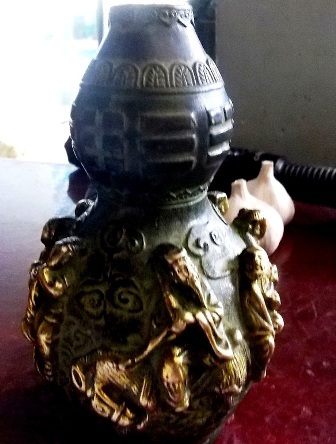 Bình hồ lô có rất nhiều viền kẻ, hoa lá.