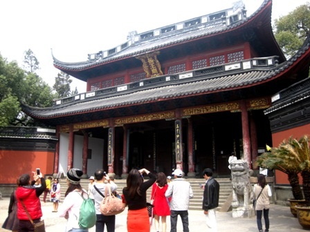 Du khách tham quan các di tích ở Tây Hồ