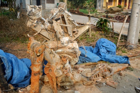 
Trục cánh quạt máy bay thời chiến nằm dưới lòng đất.
