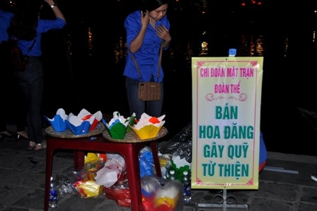 Bán hoa đăng gây quỹ từ thiện của các bạn trẻ