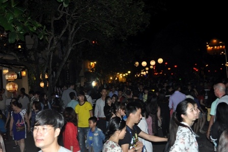 Rất đông du khách đổ về Hội AN hưởng ứng Giờ Trái đất