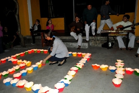 Các bạn trẻ thắp nến hưởng ứng Giờ Trái đất 2016