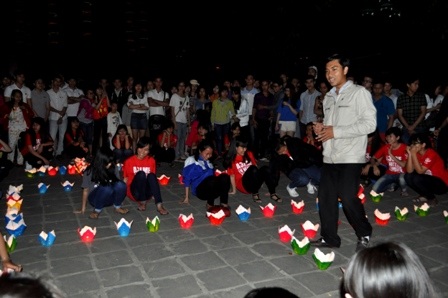 Các bạn trẻ tổ chức trò chơi hưởng ứng Giờ Trái đất