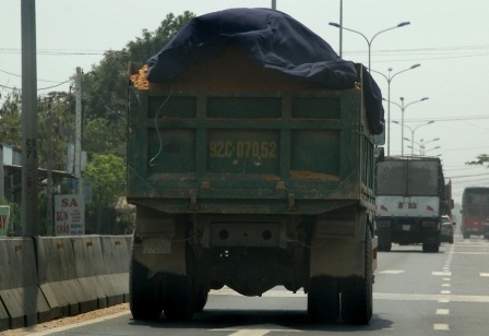 Xe tải cơi nới và “có ngọn” đang “tung tăng” trên đường