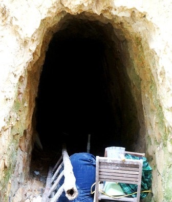 Bên ngoài miệng hầm