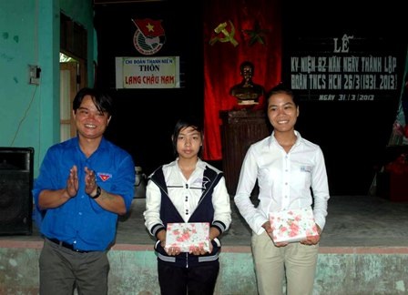 Từ chàng trai ham chơi trở thành cán bộ Đoàn gương mẫu - 1 Anh Vũ trao quà cho những em có thành tích trong công tác Đoàn